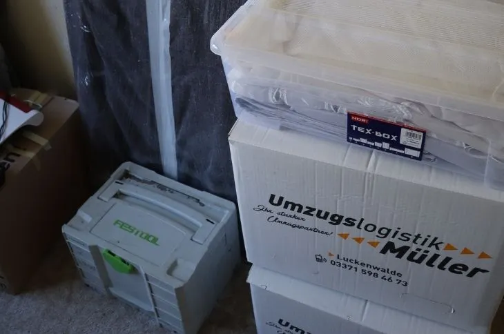 umzugskartons und transportboxen im lagerbereich